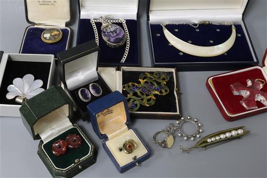 A small group of assorted jewellery including silver and a yellow metal and pietra dura brooch.